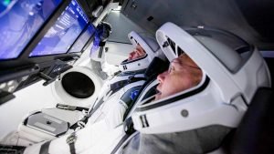 NASA e SpaceX lançam primeiros astronautas